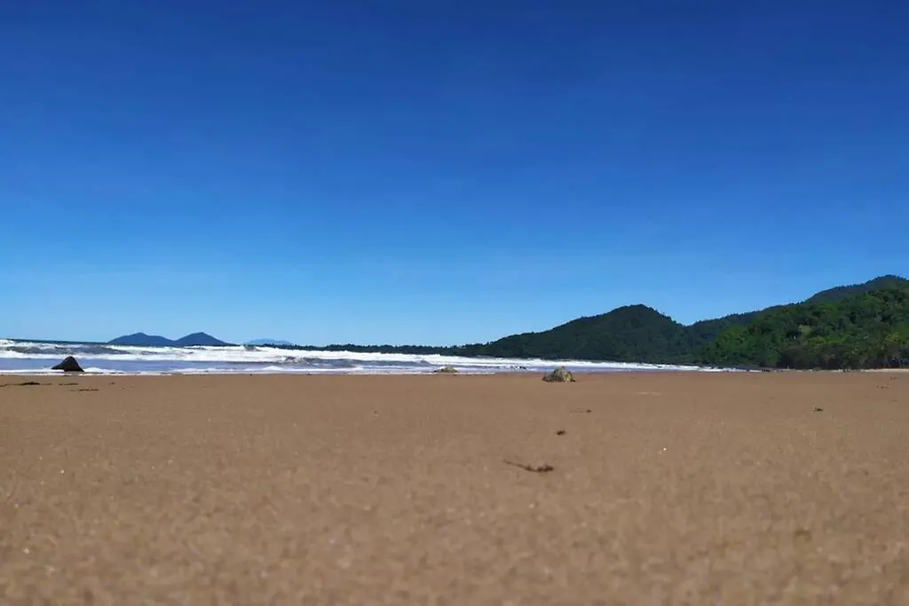 Treetops By The Sea: Your Family Holiday Escape! Villa Mission Beach