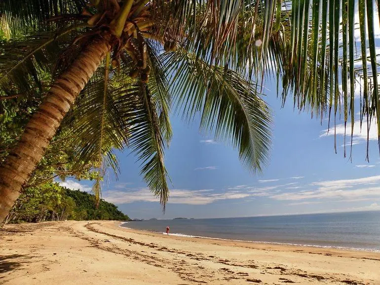 Treetops By The Sea: Your Family Holiday Escape! Villa Mission Beach Holiday home